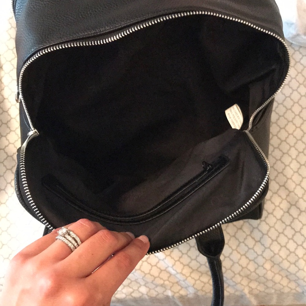 Additional pictures of NWT Jones New York purse